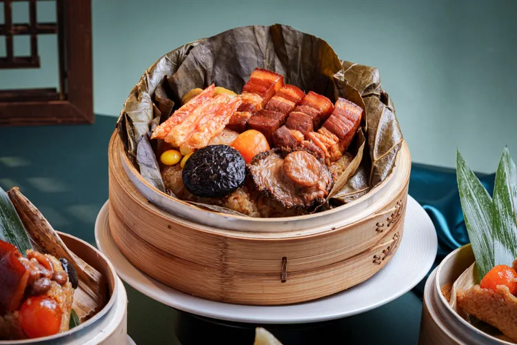 桃花林鎮店招牌豪華「荷香鮑魚粽」。業者提供