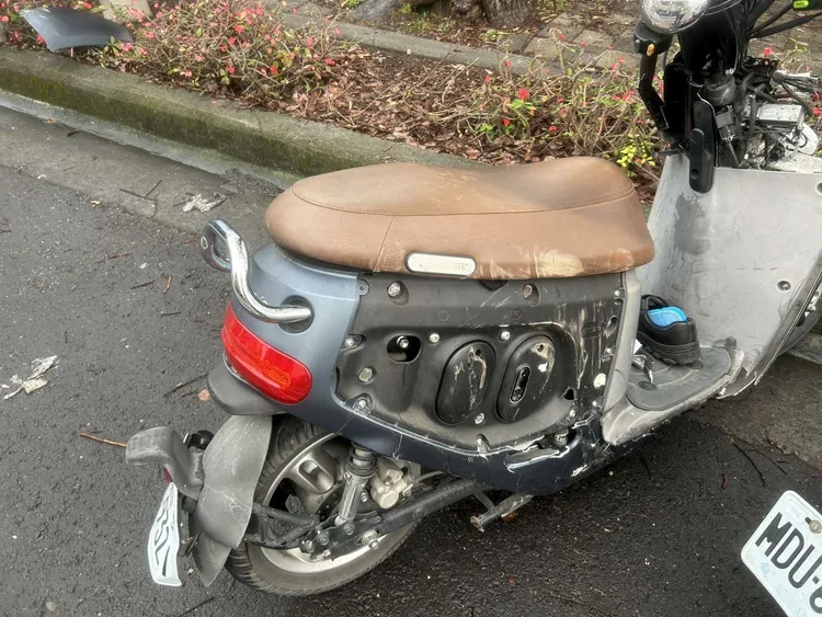 騎士送醫救治後並無生命危險，但機車受損嚴重，怵目驚心。民眾提供