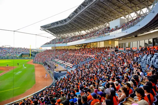 球迷氣炸！台南亞太主球場開幕滿場　場外攤商卻被體育局趕走