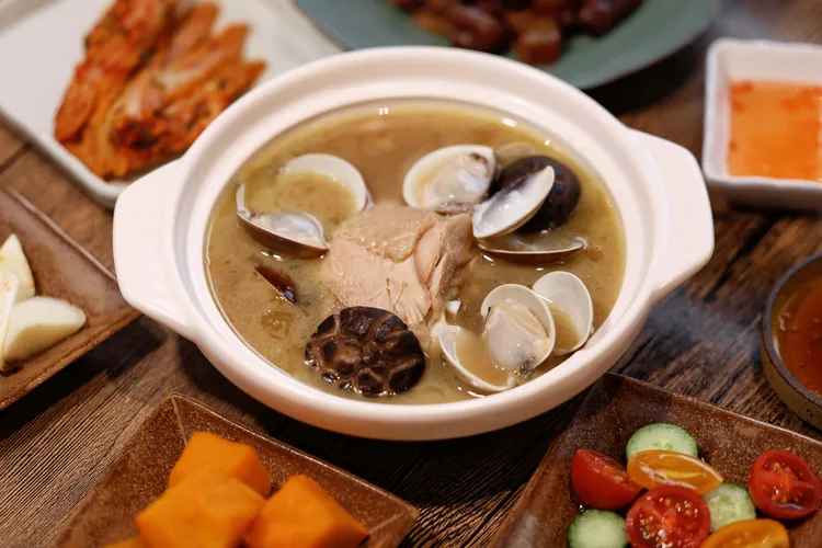 蛤蜊花菇雞腿湯。業者提供