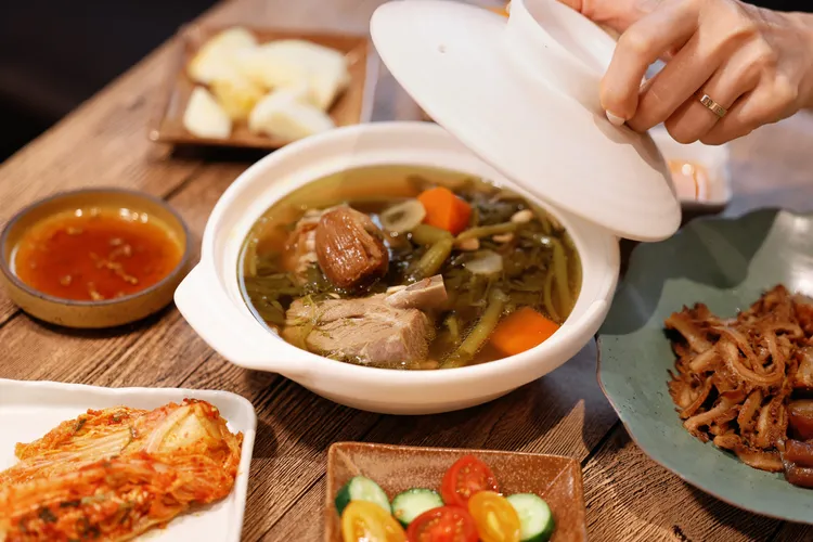 西洋菜胡蘿蔔蜜棗排骨湯。業者提供