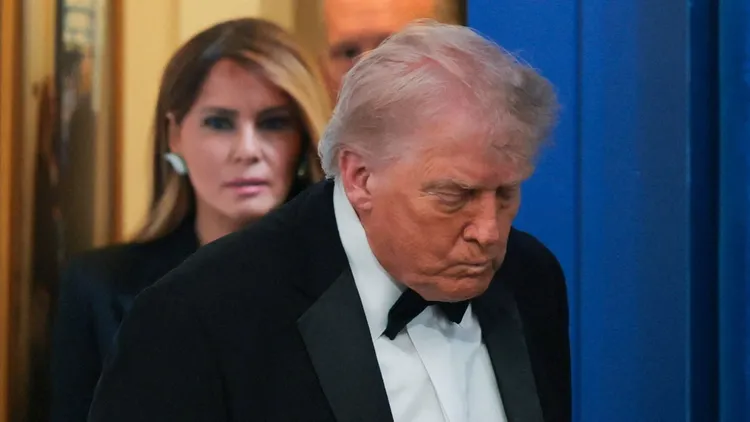 美國總統川普（右）盛讚第一夫人梅蘭妮亞非常冷靜。路透社