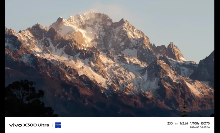 透過長焦鏡頭拍攝遠距山景，vivo X300 Ultra仍能保留山峰紋理與光影細節，展現旗艦級影像解析力。翻攝Furch Lab YouTube