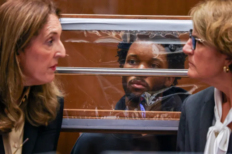 D4vd（中）已被檢方以一級謀殺罪等罪名正式起訴。美聯社