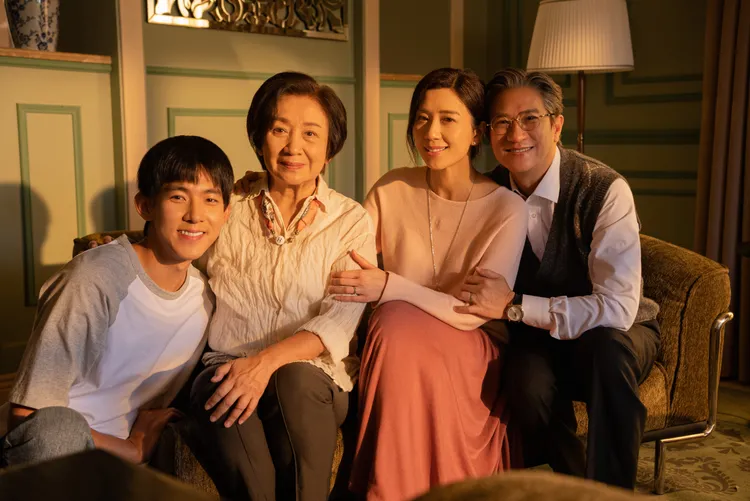 曾向鎮（左起）和兩位大咖與鮑起靜、張家輝（右）飾演一家人。TVBS提供