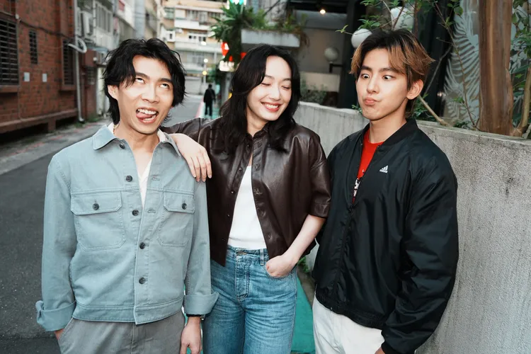 周漢寧（左起）對演藝圈未來比較樂觀，和蔡思韵、曾向鎮開心合影。彭欣偉攝