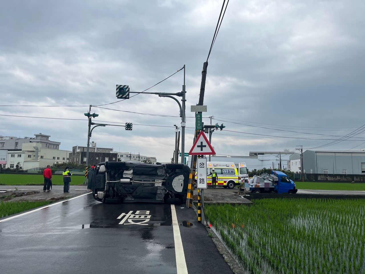 路口互不相讓!休旅車遭小貨車撞飛 車頂撞燈桿側翻釀2傷