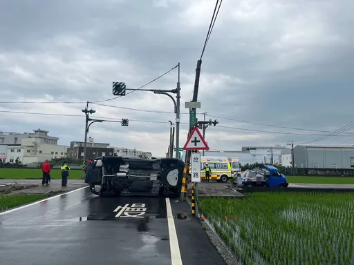路口互不相讓！休旅車遭小貨車撞飛　車頂撞燈桿側翻釀2傷