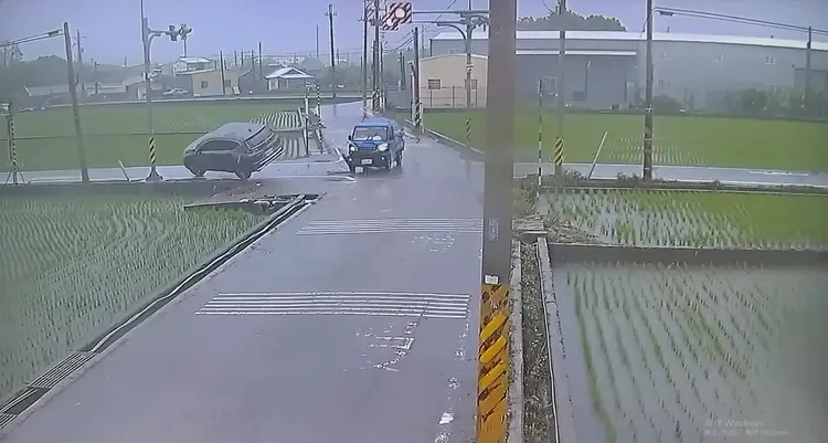 小貨車撞翻休旅車。民眾提供