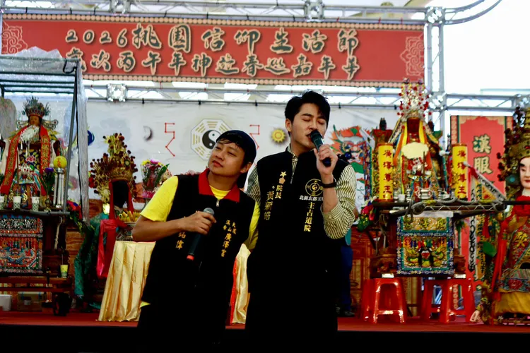 賴銘偉（左）、黃新皓一起合唱。大溪鳳山寺廣澤宮提供