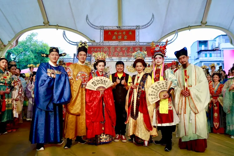 草爺（左起）、柯大堡、本本江佑真、搖滾宮主賴銘偉、郎祖筠、李吉祥、亮哲。大溪鳳山寺廣澤宮提供