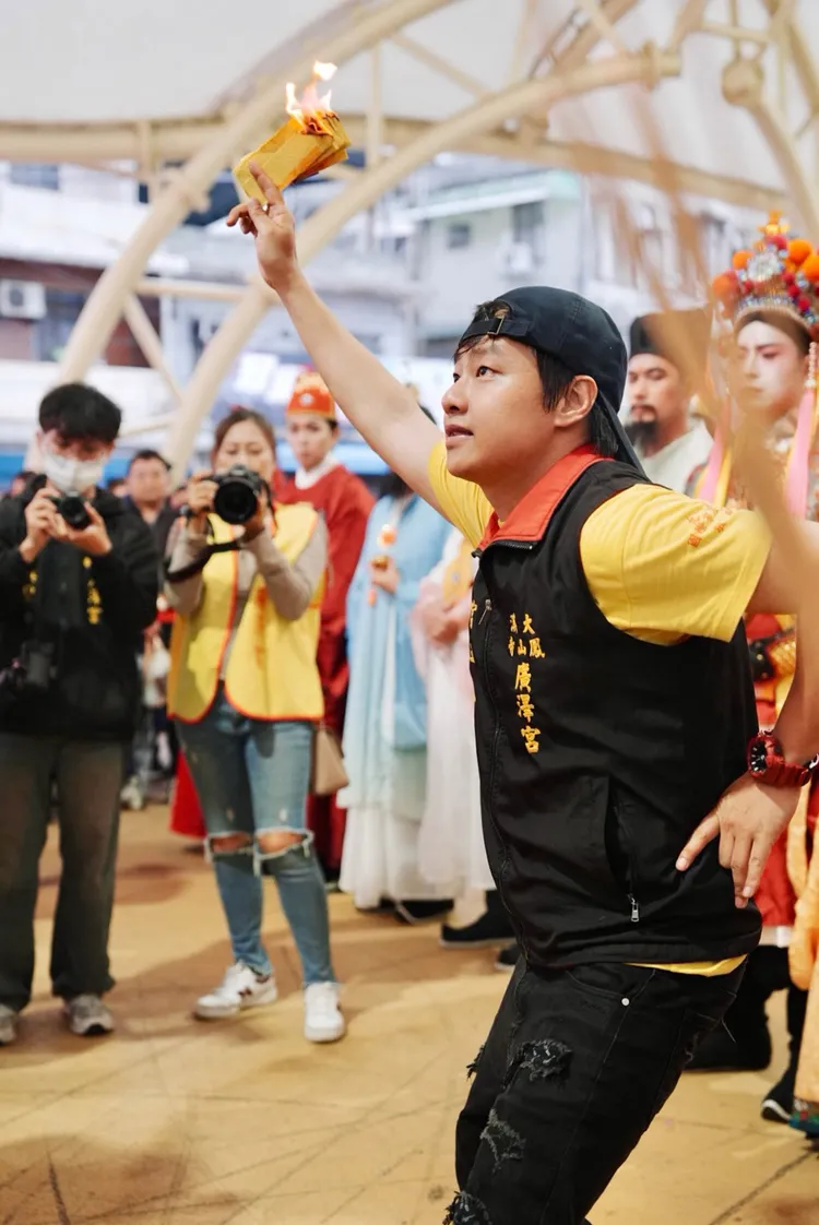 賴銘偉準備為眾仙開光。大溪鳳山寺廣澤宮提供