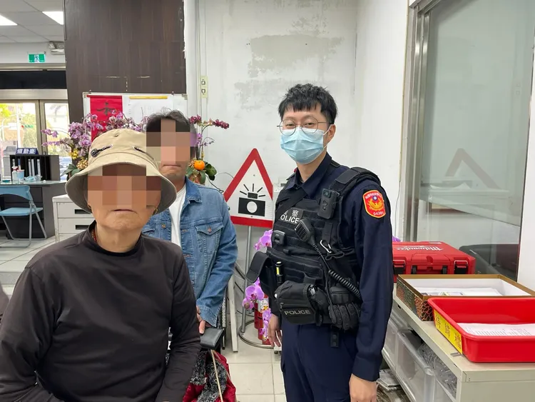 家屬前來警所把老婦帶返家。中壢警分局提供