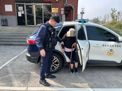 訪友途中迷路！拄杖老婦徘徊街頭　中壢暖警即刻伸援助返家
