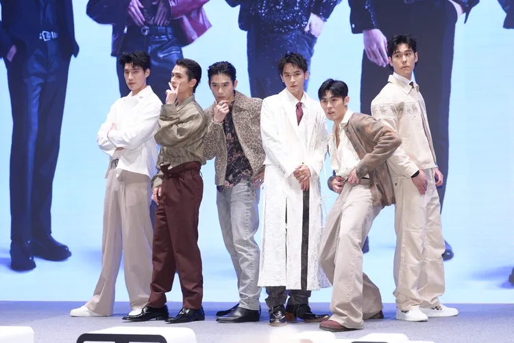 周予天（右起）很賣力宣傳，與陳奕、吳思賢、張立昂、石知田、羅宏正在台上擺pose。彭欣偉攝