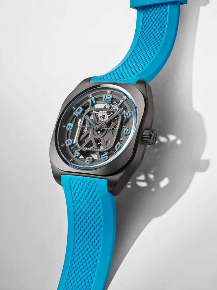 愛馬仕Hermès H08 Squelette，39mm，霧面DLC鍍膜緞面磨砂鈦金屬錶殼，鏤空黑色錶盤，海島藍、黑色、深海藍、沙丘色或深綠色橡膠錶帶，愛馬仕自製H1978S自動上鍊機械機芯，動力儲存60小時，防水深度100米，73萬6000元。品牌提供