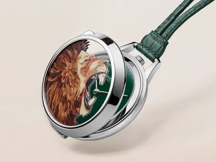  愛馬仕Slim d'Hermès Pocket Roaaaaar!，45mm，白K金錶殼，松柏綠或寶石藍色大明火琺瑯錶盤，短吻鱷魚皮皮繩與皮套，愛馬仕自製H1950超薄自動上鍊機械機芯，動力儲存48小時，防水深度30米，689萬3000元。品牌提供