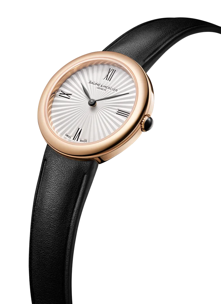 名士錶Joia M0A10849，28mm ，PVD 4N精鋼錶殼 ，銀色太陽圖飾錶盤 ，黑色小牛皮錶帶 ，石英機芯（Ronda 751） ，防水深度50米，4萬4400元。品牌提供