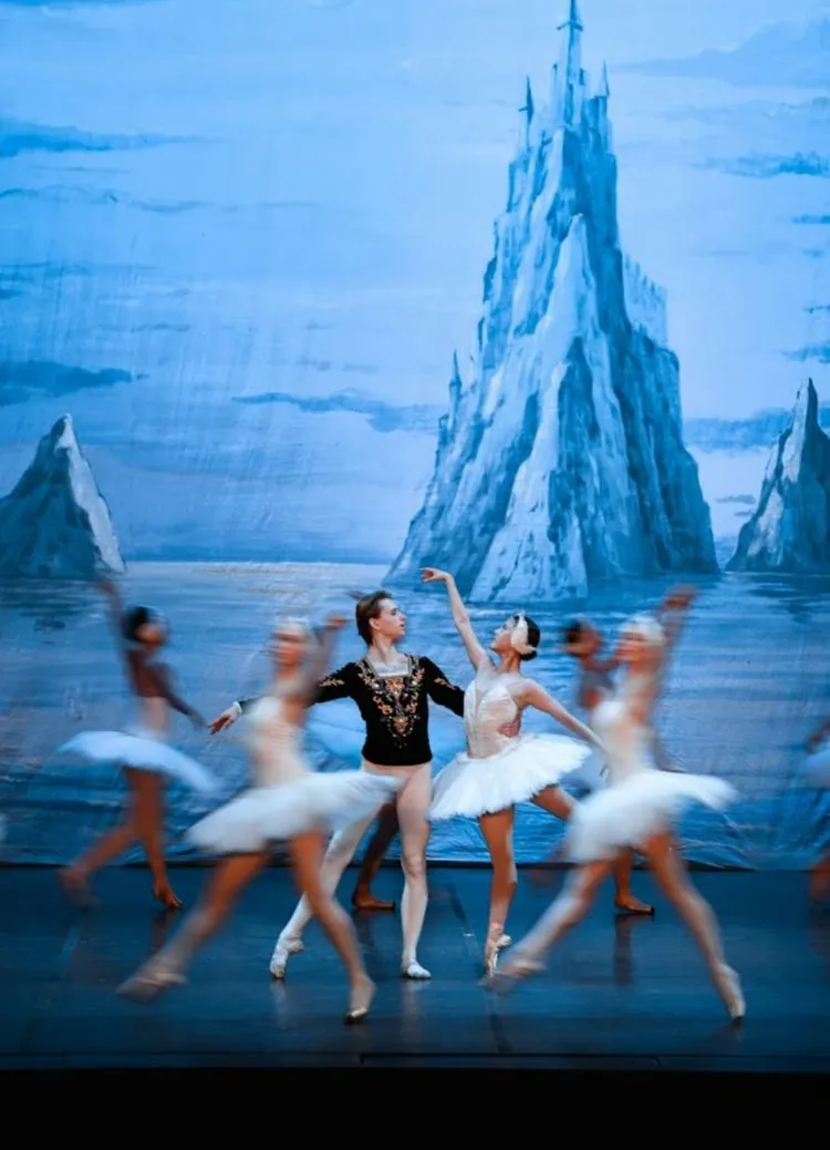 承襲古典風格，融合歐洲美學，演繹芭蕾史上永恆的愛與宿命。寬宏提供