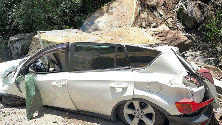 整輛車被壓扁，如果有人在內性命堪憂。翻攝畫面