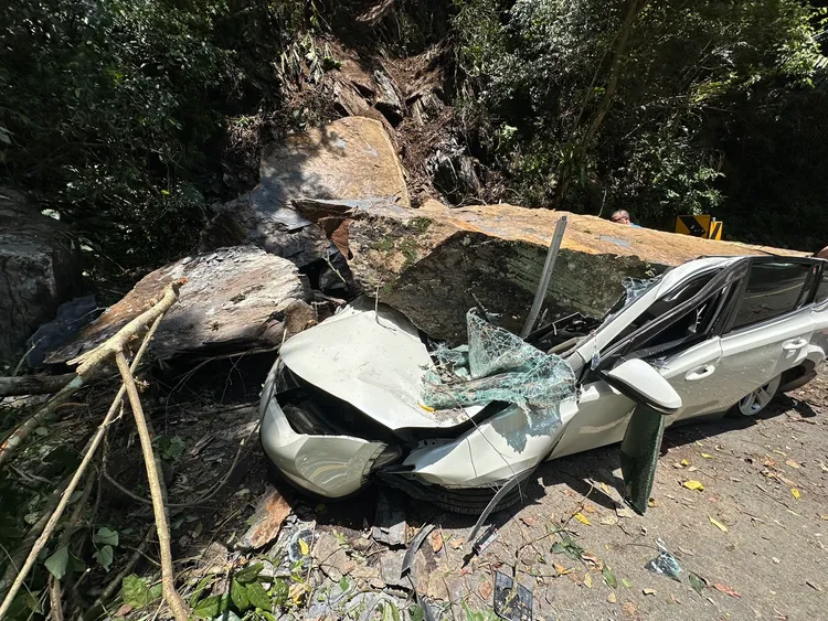 車子遭巨石砸毀。翻攝畫面