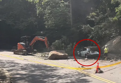 碰！烏來落石突落砸毀路邊轎車　車主釣魚逃過一劫