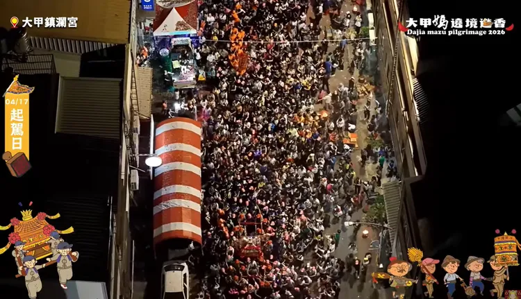 大甲街頭萬頭攢動。翻攝大甲鎮瀾宮直播