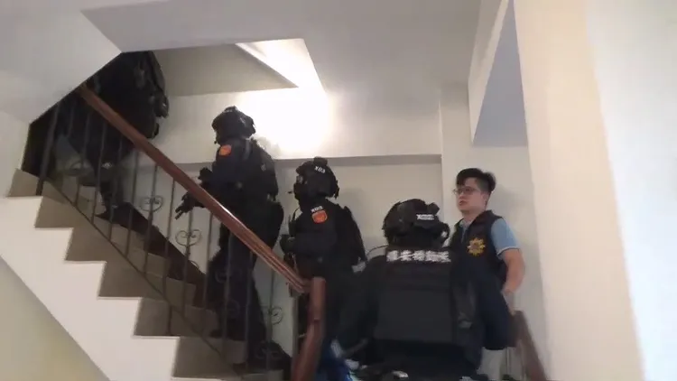 警方攻堅詐騙機房。民眾提供