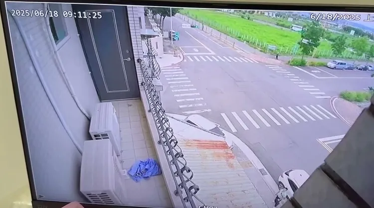 嫌犯見警方上門查緝，從窗戶丟棄假公安制服。民眾提供