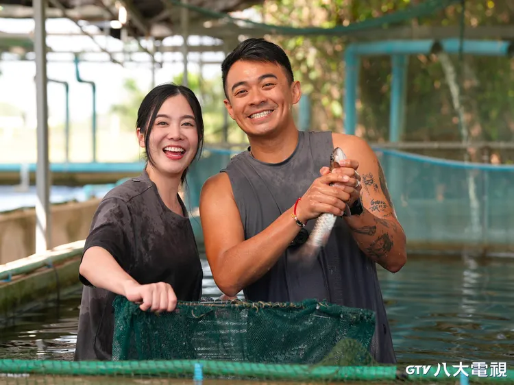 黃可欣（左）、融融體驗捕捉泰國最貴的河魚-銀粉大麟結魚。八大電視提供