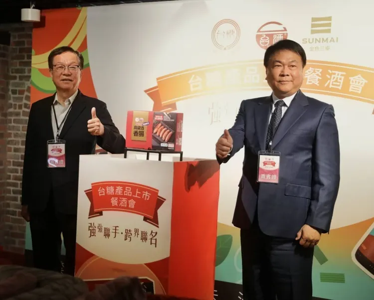 台糖董事長吳明昌(圖左)與台灣菸酒公司總經理賴煥宗(圖右)共同行銷台糖安心豚高粱酒香腸。台糖提供