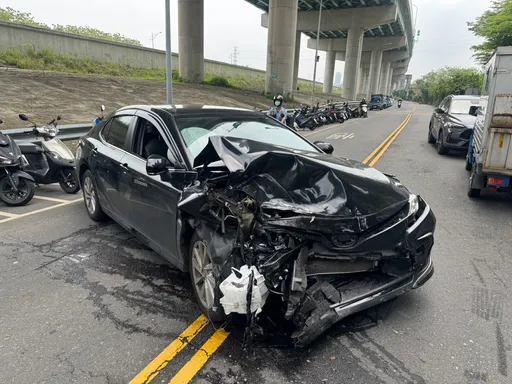 新北刑大追捕嫌犯遭衝撞！偵防車頭全毀...安全氣囊爆開