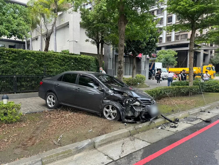 新北警追捕嫌犯，遭駕車衝撞。翻攝畫面