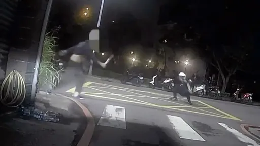 毒蟲揮刀反追逼員警倉皇逃　網錯愕：警察到底何時才能用槍