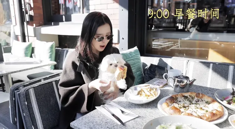 王祖賢享受與愛犬陪伴時光。翻攝小紅書