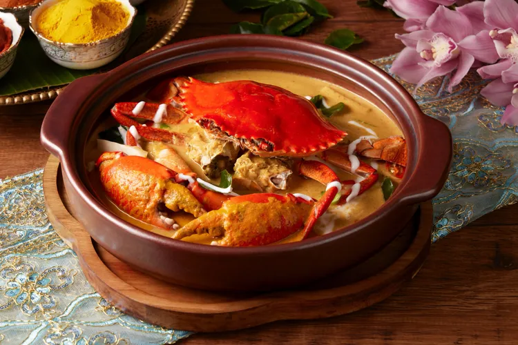 「主廚特製黃咖哩蟹」先以黃咖哩、椰漿、竹筍製成濃郁底湯並放入近1公斤的肥美沙公加蓋悶煮，使辛辣的咖哩汁完整滲入多汁的蟹肉，香氣撲鼻、辣度強烈，展現泰南料理豪邁奔放的風味特色。台北喜來登大飯店提供