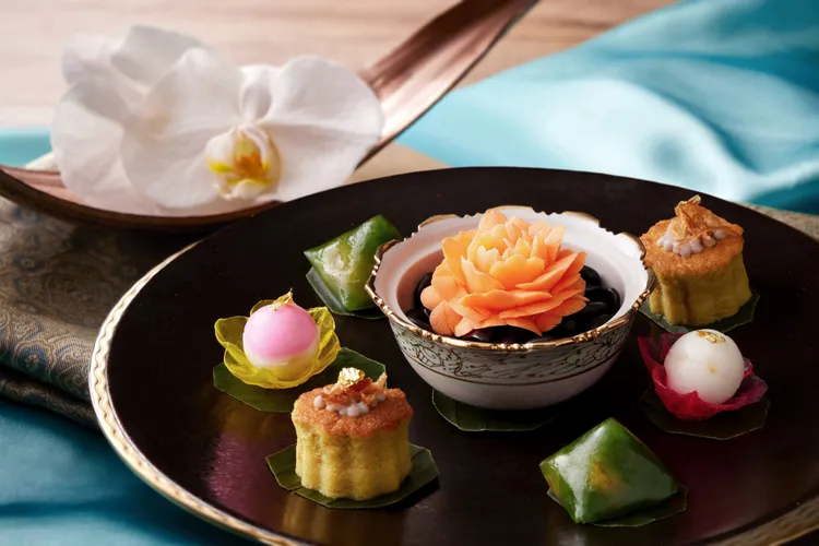 「主廚特製綜合甜點拼盤 」由泰式黃豆糕、蒸芋頭糕、椰香甜球三款甜點所組成，其中椰香甜球是以波羅蜜、椰肉製的成球狀凍糕，波羅蜜的泰文發音「khanun」與另一組有扶持、支持之意的字詞發音相近，因此也象徵工作或事業順利。台北喜來登大飯店提供