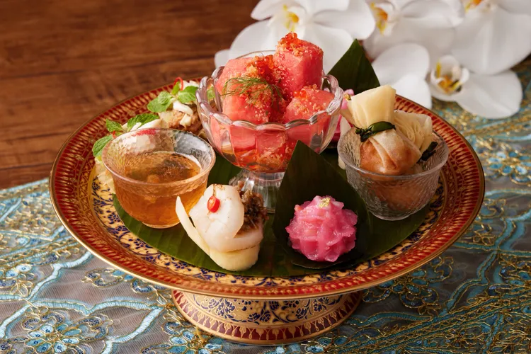 「泰式皇家宮廷開胃拼盤 」由炙燒干貝佐鳳梨、香辣豬肉金袋、泰式蒸蝦餃、蟹肉皇家金杯以及西瓜佐鮭魚酥組成，是一道連泰國當地都極少有機會一次吃齊的皇室宮廷開胃佳餚。台北喜來登大飯店提供