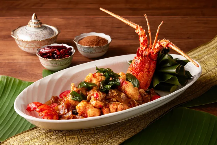 「泰式辣炒龍蝦粿條」將肉質細嫩鮮彈的澳洲水姑娘龍蝦與粿條一起入鍋以中火炒製，寬厚的粿條得以吸附龍蝦的鮮甜湯汁並帶來Q彈咬勁的口感，可嚐出焦香鑊氣與海味的鮮甜。台北喜來登大飯店提供