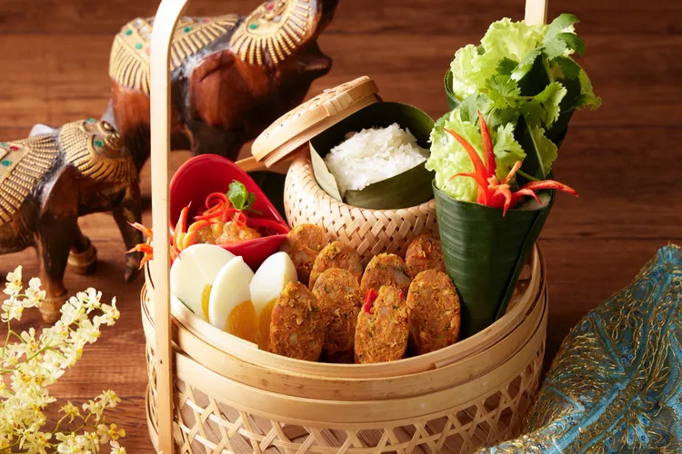 「清邁炭烤豬肉腸佐主廚特製辣醬」為清邁地區傳統料理，肉餡以台灣豬肉、檸檬葉、辣椒及各式香料所製成，以低溫炭烤的方式讓豬肉油脂與香料充分融合，吃法上以生菜葉包著糯米飯、切片蛋、香腸和特製紅辣椒醬一起享用，口感扎實且層次豐富。台北喜來登大飯店提供