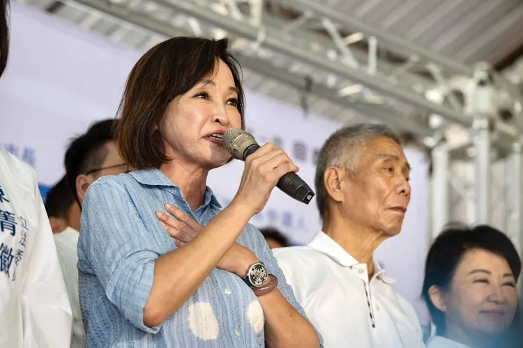 柯志恩25日與台中市長盧秀燕，於前鎮慈德宮舉辦「好媽媽連線」見面會。翻攝畫面