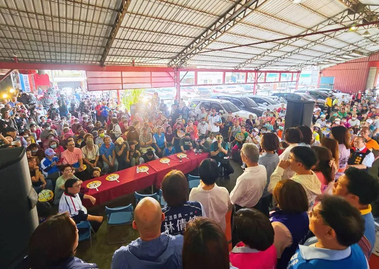 柯志恩25日與台中市長盧秀燕，於前鎮慈德宮舉辦「好媽媽連線」見面會。翻攝畫面