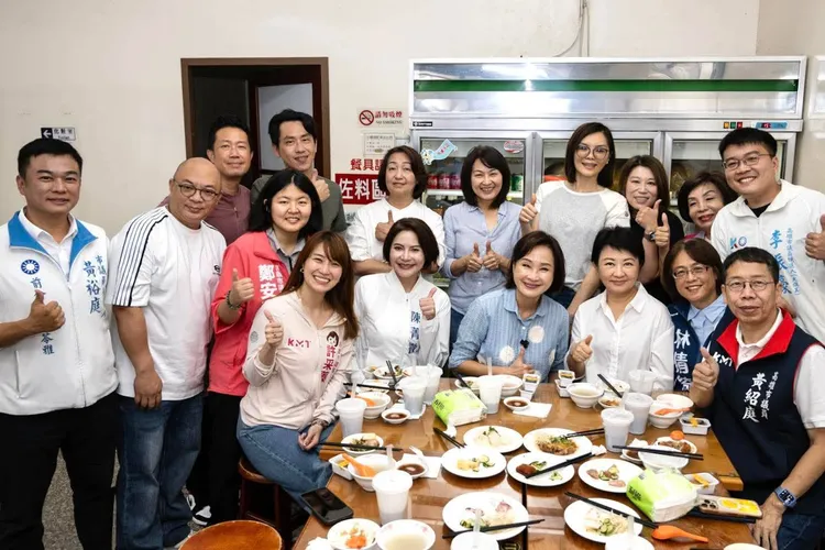 柯志恩招待盧秀燕市長與黨籍民代品嘗高雄在地「小暫渡」美食。翻攝畫面
