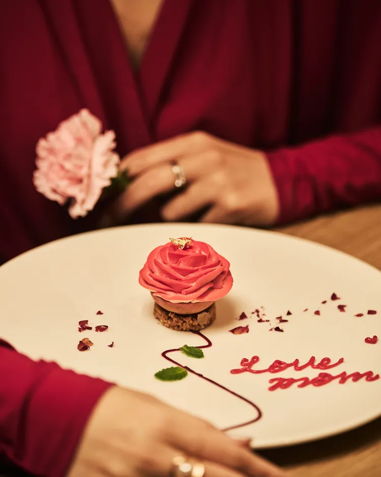 5/9至5/10母親節週末期間，於 Seasons by olivier e. 法式餐廳用餐，每桌贈送「覆盆子玫瑰檸檬酥餅」。業者提供