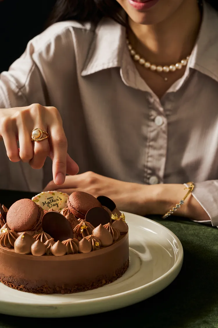 母親節首推「法芙娜瓜納拉70_巧克力栗子蛋糕」，宛如母親優雅率性的特質，自帶光芒與力量。業者提供