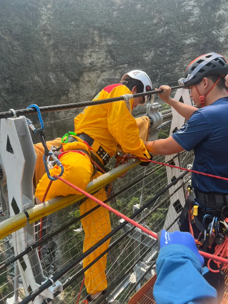 消防人員冒險垂降至115公尺深的溪谷。民眾提供