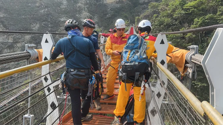 消防人員在雙龍吊橋上進行救援。民眾提供