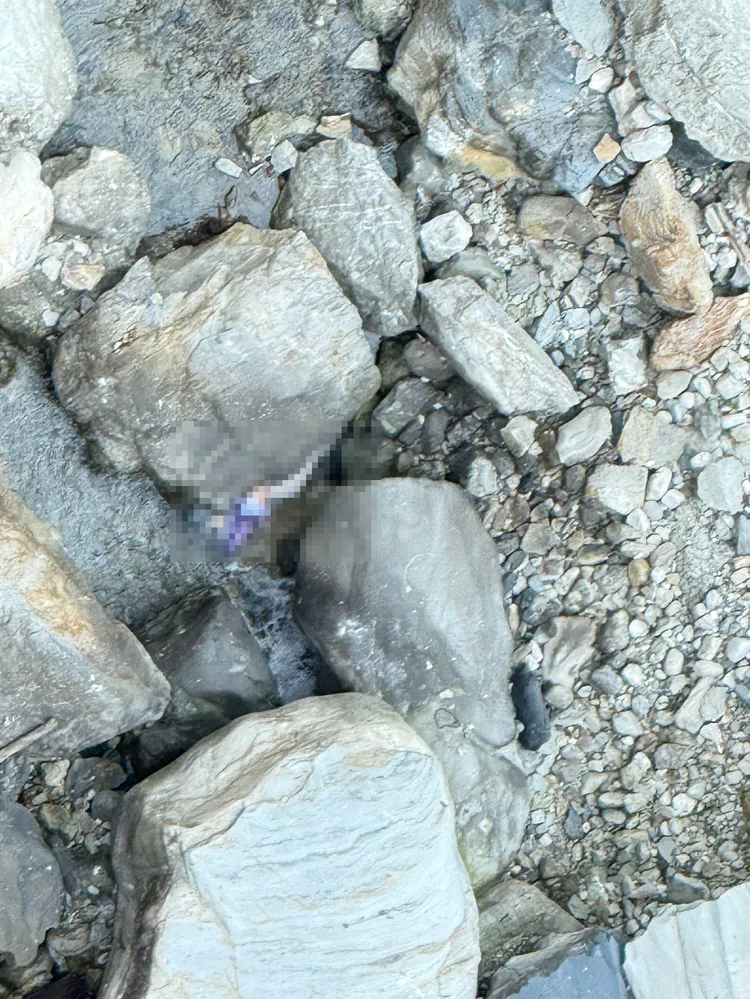 邱姓男子摔落在巨石之間。民眾提供