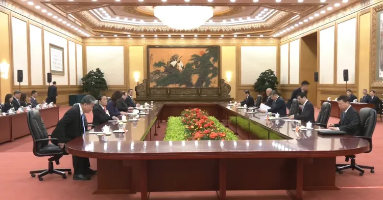 國民黨主席鄭麗文率團訪問中國大陸，並與中國共產黨總書記習近平等黨高層會面。李俊毅翻攝