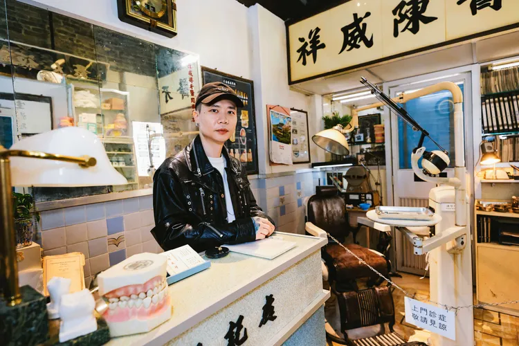 蕭秉治對牙科診所很有feel。相信音樂提供
